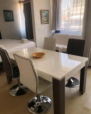 50 M De La Croisette Situe Dans La Banane- Le Carre D'or