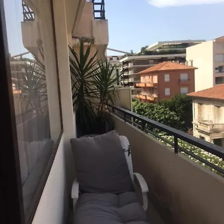 50 M De La Croisette Situe Dans La Banane- Le Carre D'or *